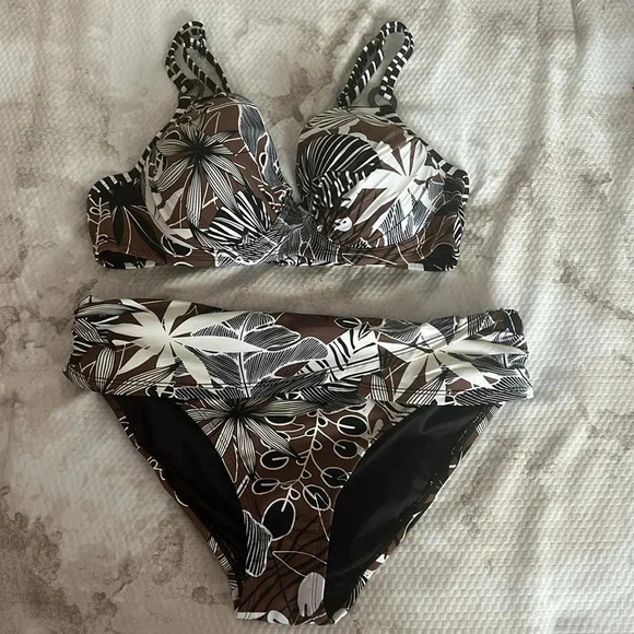 Bleu Rod Beattie Bold Moves Underwire Molded Swim Top and Sarong Hipster Bottom - Picture 8 of 13